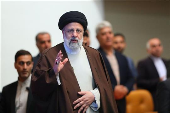 Gemäß Verfassung ist Raisi zwar Regierungschef, er gilt jedoch als eher schwacher Präsident. Foto: Iranian Presidency/dpa