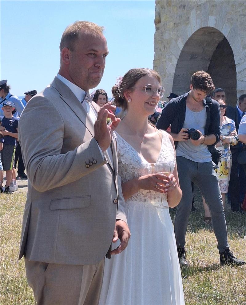 Gemeindebrandmeister Daniel Zalesinski und seine Frau Lena geben sich das Ja-Wort.