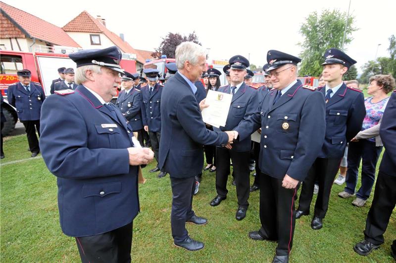 Gemeindebrandmeister Hans-Hermann Beltau (li.) und Lutters Samtgemeindebürgermeister Bodo Mahns (mit Urkunde) nehmen die Auszeichnung vor.
