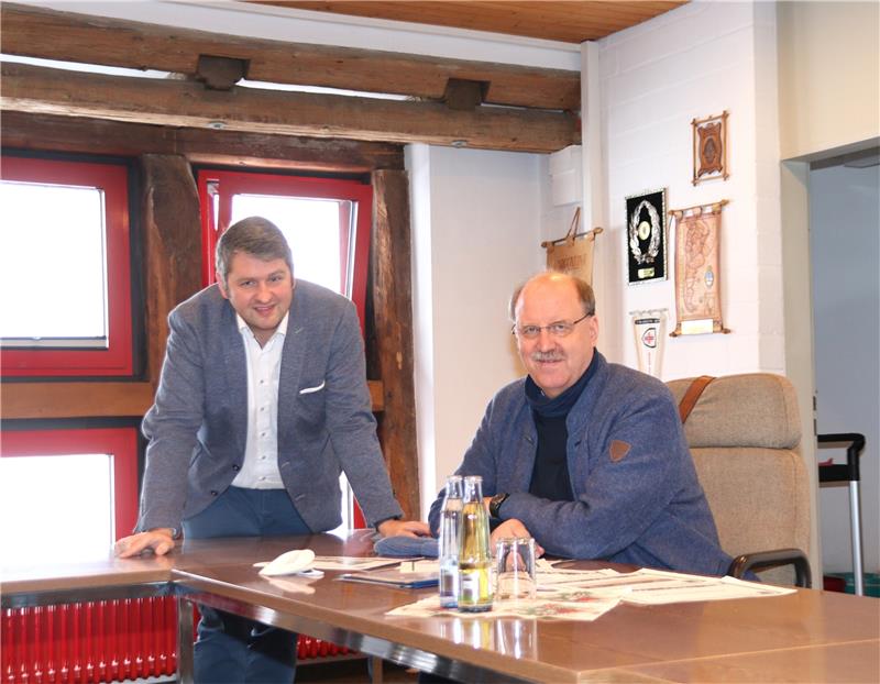 Gemeindebürgermeister Andreas Memmert (re.) an seinem Schreibtisch im Büro des Rathauses mit Martin Schulze, dem Allgemeinen Vertreter, der derzeit die Verwaltungsgeschäfte führt.  Foto: GZ-Archiv