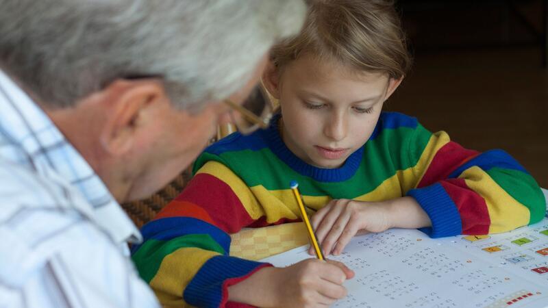 Wie Sie den Stress bei Kindern verstehen und vermeiden Gemeinsam Aufgaben lösen: Kinder brauchen Lob und Hilfe.