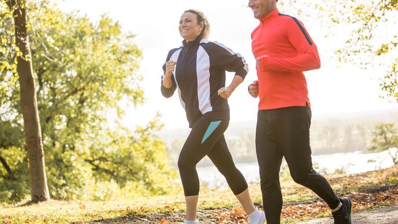So gelingt Laufen mit Kindern und Hund Gemeinsam Ziele setzen: Die Motivation beim Joggen steigern.