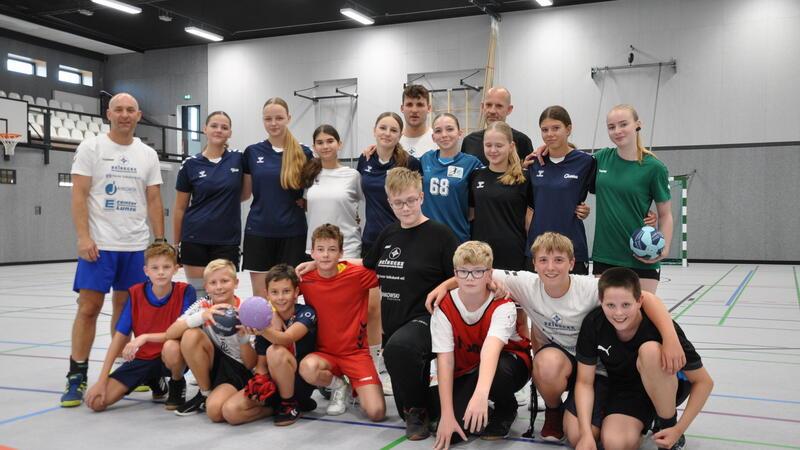 Die erste Handballschicht in der Vienenburger Sporthalle Gemeinsam erste Starter: Die weiblichen und männlichen C-Jugendteams der HSG Bad Harzburg/Vienenburg feiern am Dienstagabend Handball-Premiere in einer vorzüglich temperierten Halle, während draußen schwüle 30 Grad Celsius jeglichen Bewegungsdrang erlahmen lassen.