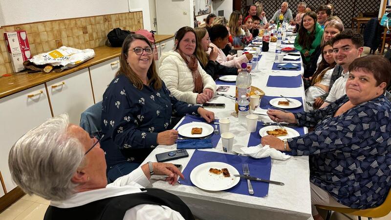 Gemeinsam essen an einer langen Tafel: Nicht nur die Schüler, auch die Erwachsenen verstehen sich gut.