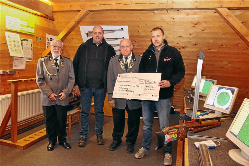 Gemeinsam freuen sich (v.l.) Ewald Bosse, Jürgen Koch, Aloysius Meffert und Mario Zimmermann über die neue Anlage, die durch die Spende möglich wurde.  Foto: Leifeld