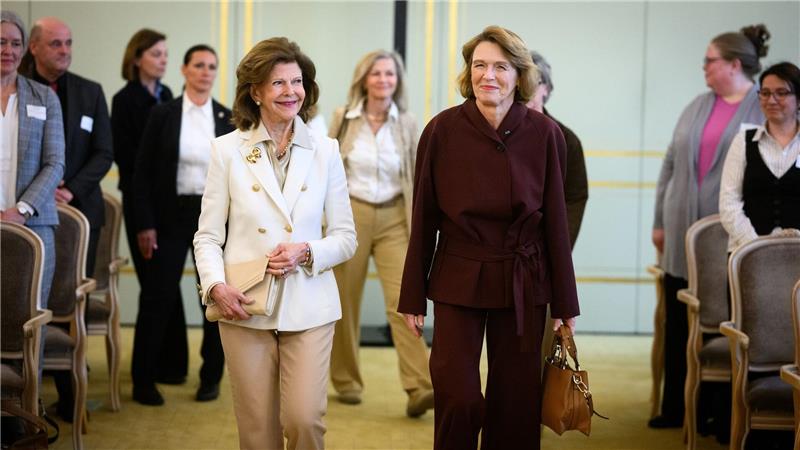 Königin Silvia: Wir schulden Kindern mehr als Mitgefühl Gemeinsam für die Sache: Königin Silvia mit Elke Büdenbender.