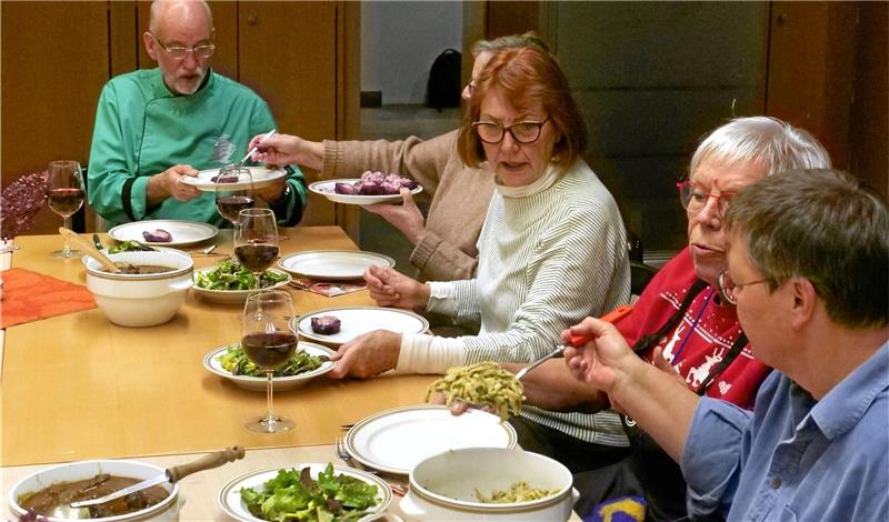 Gemeinsam genießen, was zuvor gemeinsam gekocht wurde. Kritik darf sein – positive wie negative. Ulrich Glapa würde gerne noch eine zweite Kochgruppe begleiten. Foto: Potthast