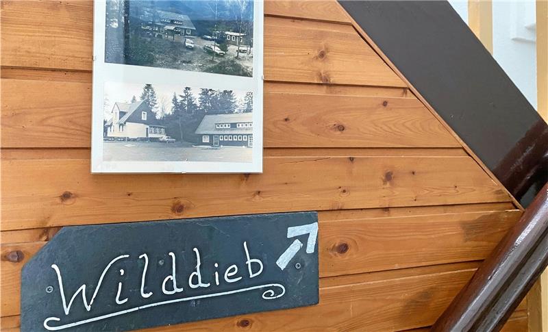 Harzklub möbelt sein Wanderheim in Wildemann auf Gemeinsam haben Familie Mai und Uwe Janssen die Ferienwohnung Wilddieb neu ausgebaut, an deren Aufgang alte Fotos von der Geschichte des Wanderheims erzählen.