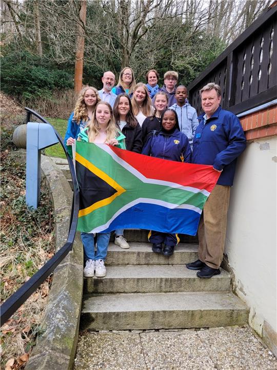 Gemeinsam hinter der südafrikanischen Flagge: Die Lehrer und Schüler des NIG mit ihren südafrikanischen Gästen. Foto: Exner