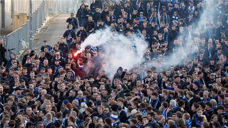 Sensationell ins Pokalfinale: Arminia wirft Leverkusen raus Gemeinsam liefen viele Bielefelder Fans zum Stadion und stimmten sich ein.
