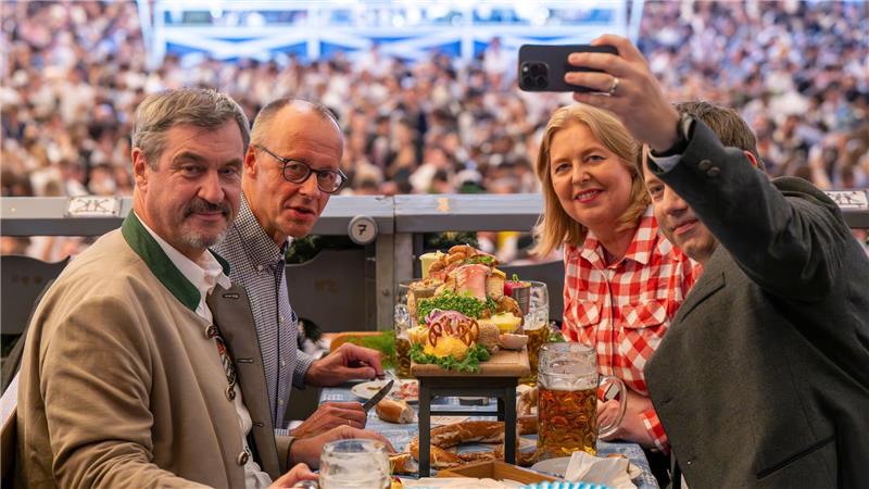 Bundeskanzler Merz auf der Wiesn Gemeinsam mit CSU-Chef Markus Söder und den SPD-Parteivorsitzenden Bärbel Bas und Lars Klingbeil kam Merz ins Schottenhamel-Festzelt.