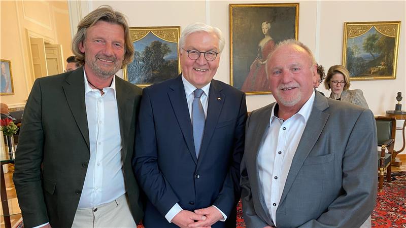 Der Bundespräsident lädt Hans-Dieter Lambertz ein Gemeinsam mit Horst Bacherle (links), dem CSU-Fraktionsvorsitzenden im bayrischen Eichstätt, empfängt Bundespräsident Frank-Walter Steinmeier den St. Andreasberger Hans-Dieter Lambertz.