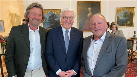 Gemeinsam mit Horst Bacherle (links), dem CSU-Fraktionsvorsitzenden im bayrischen Eichstätt, empfängt Bundespräsident Frank-Walter Steinmeier den St. Andreasberger Hans-Dieter Lambertz.