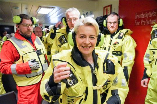 Gemeinsam mit Nato-Generalsekretär Jens Stoltenberg besuchte von der Leyen eine norwegische Gasförderplattform. Troll A ist die größte Bohrinsel der Erde.