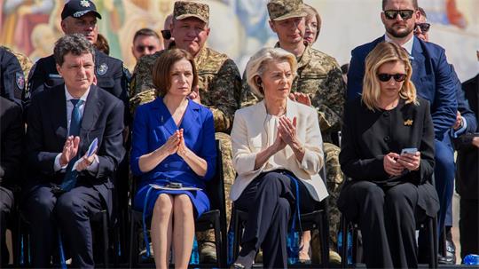 Gemeinsam mit Staats- und Regierungschefs aus Ländern wie Rumänien und Moldau reiste EU-Kommissionspräsidentin Ursula von der Leyen (2.v.r) am Mittwoch nach Kiew. (Archivbild) 