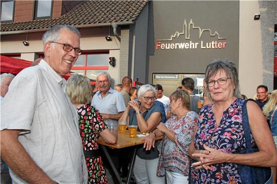 Gemeinsam mit dem Dorf feiern auch Ortsbürgermeisterin Karin Rösler-Brandt (rechts) und Wolfgang Hunsen (links). Foto: Leifeld