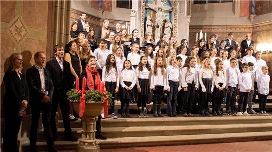 Gemeinsam mit der Gemeinde singen alle Mitwirkenden zum Abschluss "Alle Jahre wieder". Ein Lied, das wohl kaum besser passen könnte, denn wie schon in vergangenen Jahren sind die Zuhörer von der Musik sichtlich verzaubert.