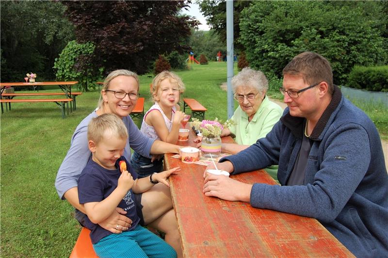 Gemeinsam mit ihren Enkeln Fritz und Johanna lässt sich Jutta Seifert ein paar Kugeln Vanille und Erdbeere schmecken. Auch Mama Sonja und Papa Matthias genießen die kleine Auszeit bei einem Eis.  Foto: Heinichen