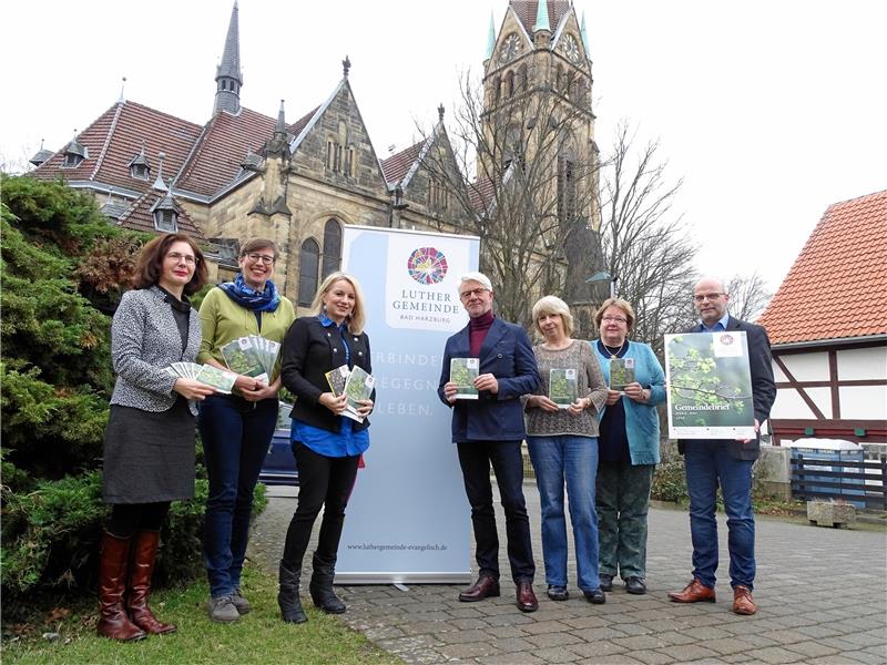 Gemeinsam mit ihren Gästen von der Agentur „typografix“, Gaby Christlieb und Laura Gernig (2. und 3. v.l.) stellten Vertreter des Kirchenvorstands und des Öffentlichkeitsausschusses der Luthergemeinde jetzt den neuen Gemeindebrief vor.  Foto: Exner