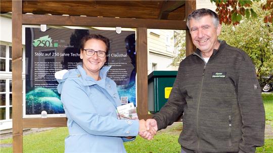 Gemeinsam nehmen Universitätspräsidentin Dr. Sylvia Schattauer und Klaus Dumeier, der Geschäftsführer der Harzer Wandernadel, die Sonderstempelstelle offiziell in Betrieb.