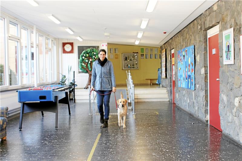 Gemeinsam patrouillieren die Leiterin und ihre Hündin durch die Gänge der Grundschule. Foto: Fricke