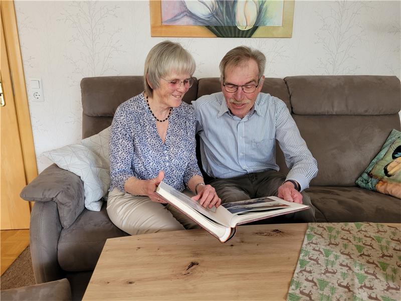 Bad Harzburger Ehepaar Woll: Drei Tipps für eine gute Ehe Gemeinsam schwelgen Monika und Hannes Woll heute in Erinnerungen. In fünf Jahrzehnten Ehe ist schließlich viel passiert. Feiern wollen sie das Jubiläum am Wochenende mit ihrer Familie. Foto: Exner