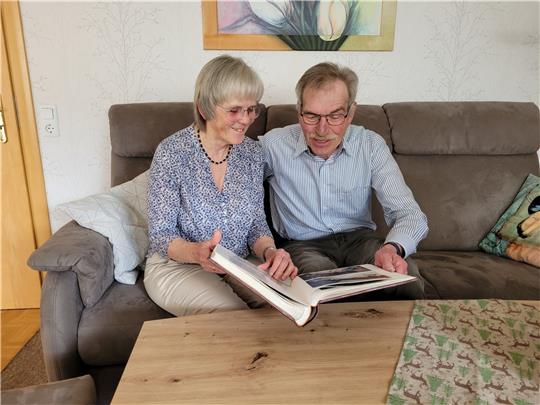 Gemeinsam schwelgen Monika und Hannes Woll heute in Erinnerungen. In fünf Jahrzehnten Ehe ist schließlich viel passiert. Feiern wollen sie das Jubiläum am Wochenende mit ihrer Familie. Foto: Exner