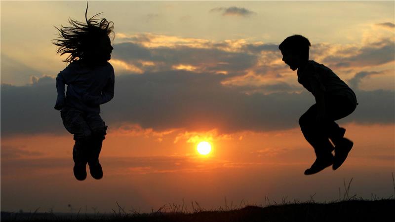 Gemeinsam spielen - sich fremden Kindern kann das anfangs schwerfallen. (Symbolbild)