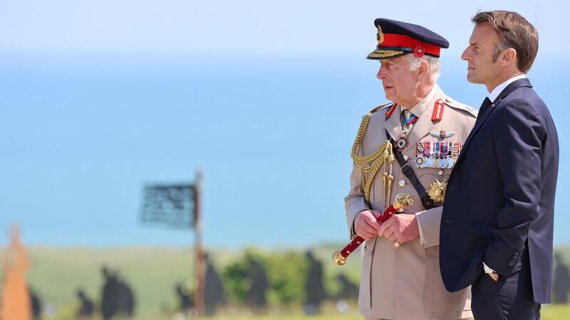 Die letzten D-Day-Helden: Gedenken in Zeiten des Krieges Gemeinsam stehen der britische König Charles III. und der französische Präsident Emmanuel Macron an der Atlantikküste in der Normandie. Am 6. Juni 1944 landeten hier die Soldaten der Alliierten.