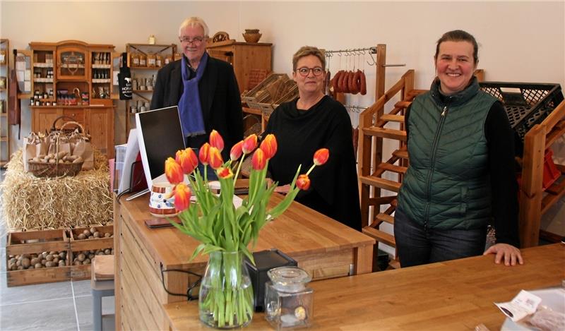 Regionale Lebensmittel: Erster Hofverkauf Bad Harzburgs eröffnet Gemeinsam überlegen und testen Ulrike Edel-Heidhues, Michaela Wessel und Dr. Hans Werner Tessen (v.r.), was im Hofladen verkauft werden soll. Foto: Nachtweyh