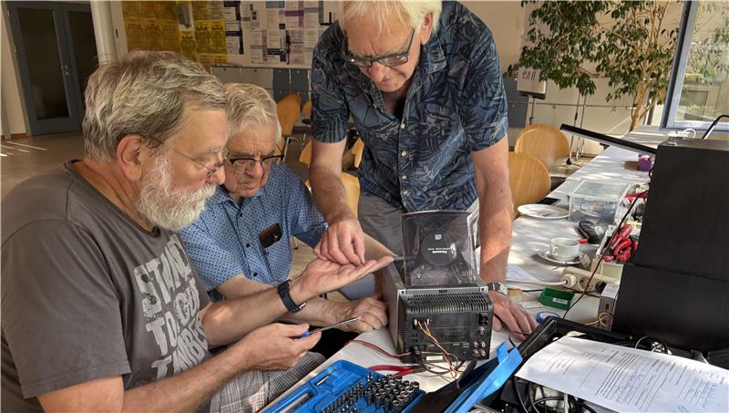 Sie sind die Helden des Reparaturcafés in Clausthal-Zellerfeld Gemeinsam versuchen Torsten Schriefer, Dieter Möller und Rolf Risse das Problem zu finden, warum die Klappe des CD-Players nur stotternd öffnet. (v.l.)