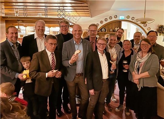 Gemeinsam viel Biss gezeigt: Politiker aus Goslar und Hahnenklee vereinigen sich parteiübergreifend fürs Foto spontan zu einer Schmalzbrot-Connection. Möge es den künftigen Diskussionen im und um den Kurort dienlich sein. Foto: Heine