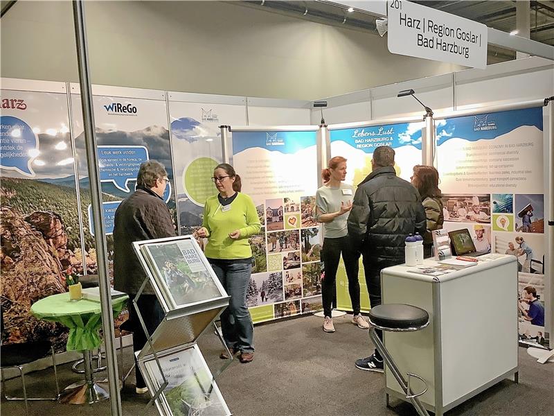 Niederländer suchen im Harz Ruhe und Immobilien Gemeinsam werben Edda Schaper von der Wirtschaftsförderung der Stadt (2.v.i.) und Katrin Streich von der WiReGo (3.v.li) auf der Auswanderermesse in Utrecht für ein Leben und das Arbeiten im Harz. Foto: WiReGo