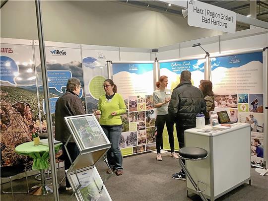 Gemeinsam werben Edda Schaper von der Wirtschaftsförderung der Stadt (2.v.i.) und Katrin Streich von der WiReGo (3.v.li) auf der Auswanderermesse in Utrecht für ein Leben und das Arbeiten im Harz.  Foto: WiReGo