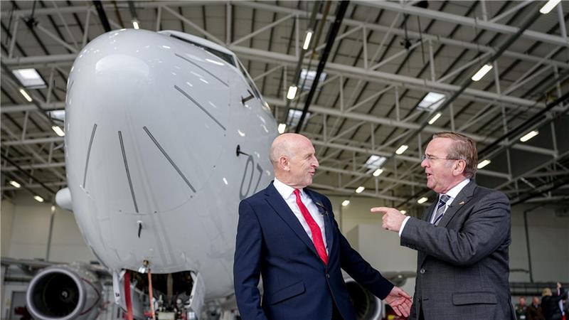 Gemeinsame Sicherheit:  Pistorius und Healey auf der Royal Airbase in Lossiemouth