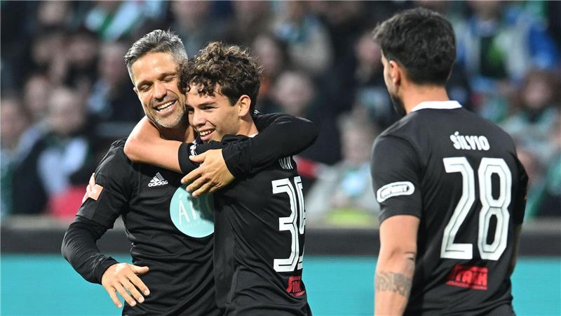 Großer Diego-Abschied: XXL-Puppe stellt 62-Meter-Tor nach Gemeinsamer Auftritt im Weserstadion: Diego und sein Sohn.