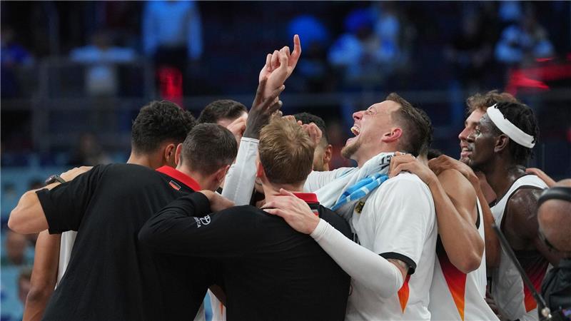 „Sind nicht fertig“: Schröder führt Deutschland ins Finale Gemeinsamer Jubel der Basketballer nach dem Finaleinzug.