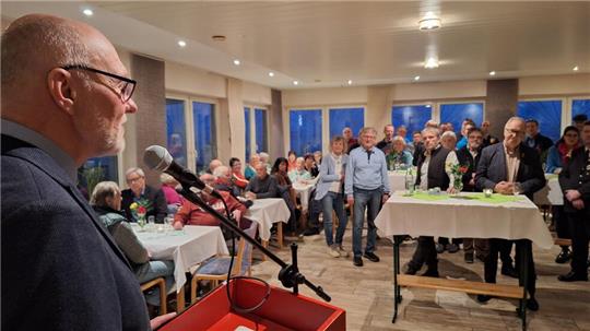 Gemeinsames Engagement im vergangenen und im neuen Jahr: Ortsvorsteher Klaus-Ulrich Bock begrüßt die Gäste zum Neujahrsempfang im Sportheim.