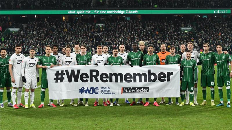 Gemeinsames Gedenken vor dem Anpfiff. 