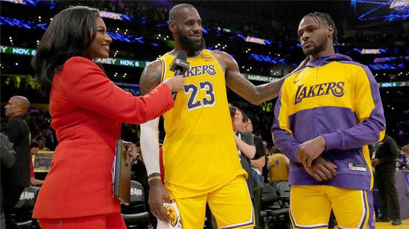 LeBron James und Sohn schreiben Basketball-Geschichte Gemeinsames Interview an einem historischen Abend.