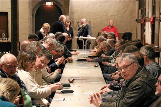 Gemeinsames Rätselraten: Die Besucher des Museumsvereins überprüfen die mysteriösen Gegenstände. Foto: Roß
