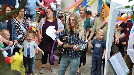Gemeinsames Singen: Was in den Goslarer Kindertagesstätten so alles geleistet wird, war zuletzt zu sehen, als die Okeraner Kita Martin Luther Ende August ihren Eulenburg-Geburtstag gefeiert hat.