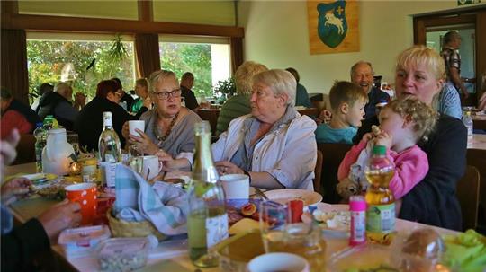 Gemütlich frühstücken die Hohegeißer auf Einladung der Frauengruppe gemeinsam im Gemeindehaus.