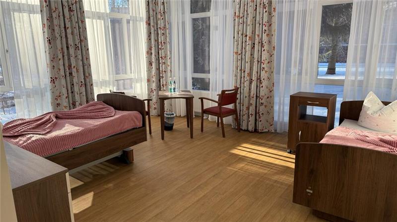 Gemütlich sind auch die Zwei-Bett-Zimmer eingerichtet.