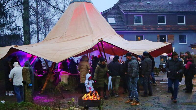In Braunlage wird der Advent unterm Zeltdach gefeiert Gemütlichkeit trifft im Tipi-Zelt auf DJ-Rhythmen.