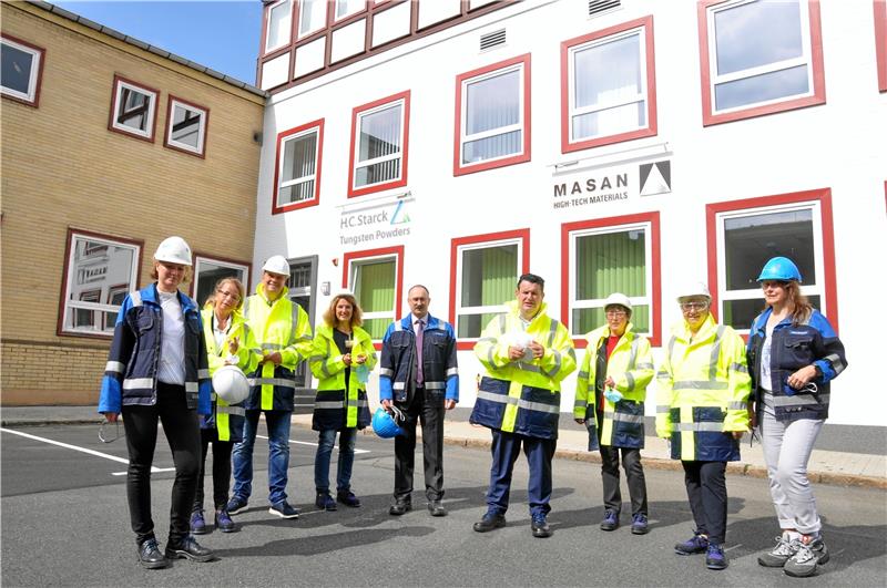 Genau hingeschaut: Zwischen Bundesarbeitsminister Hubertus Heil und der Landtagsabgeordneten Frauke Heiligenstadt (ver-)steckt (sich) Tungsten-Betriebsrätin Karin Baberske unter dem Helm und hinter der Schutzbrille.  Foto: Heine