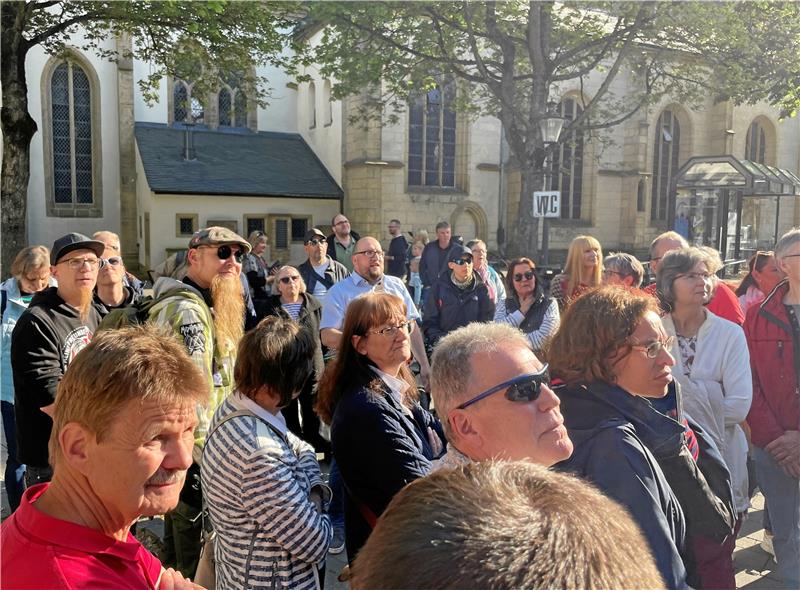 Genau hingeschaut und hingehört: Wenn Oilver Turk mitten im Gewühl erklärt, sind alle ganz Ohr – ob nun am Güldensternhaus oder vor der früheren Bauernhochschule. Foto: Heine