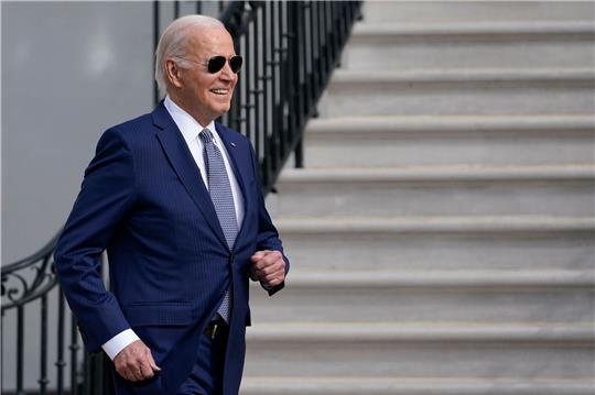 «Genau so, wie wir es geplant haben.» - Ein Meme auf dem persönlichen X-Account (vormals Twitter) von US-Präsident Joe Biden parodiert eine Verschwörungstheorie rund um den Super Bowl.