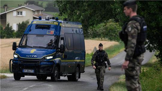 Gendarmen in der Nähe des Leichenfundortes: Der Tod einer tagelang vermissten Elfjährigen sorgt in Frankreich für große Erschütterung.