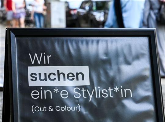 Gendergerechte Suche nach Personal auf diesem Schild in Berlin.